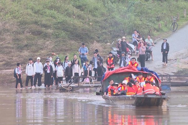 Hơn 20 năm chờ một cây cầu, nghìn người dân bên sông Gianh vẫn qua đò mùa lũ