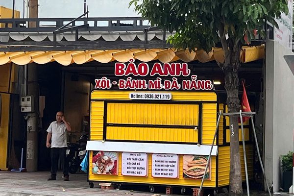 Hơn 20 người nhập viện sau khi ăn bánh mì tại TPHCM