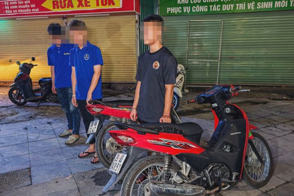 Hơn 20 "quái xế" bị CSGT Hà Nội xử lý trong đêm
