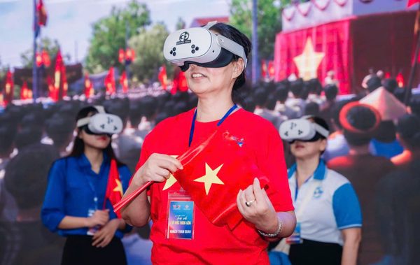 Hơn 3.000 người trải nghiệm 'Trở về thời khắc thiêng liêng' tại Phố sách Hà Nội