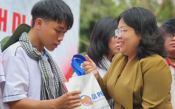 Hơn 3,2 tỉ đồng trợ cấp học tập, tặng học bổng cho học sinh bị ảnh hưởng từ dịch COVID-19