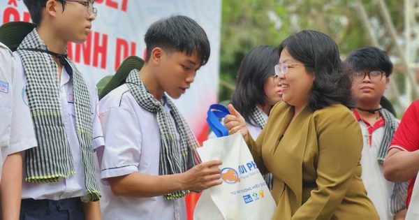 Hơn 3 tỉ đồng trợ cấp cho 600 học sinh khó khăn ở TP.HCM