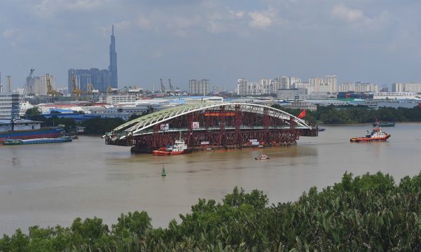 Hơn 30 giờ đưa vòm cầu lá dừa 3.400 tấn về Bến Bạch Đằng