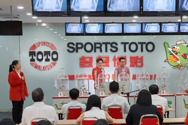Hơn 30 năm mua vé số, nhà thầu Malaysia trúng Jackpot tương đương 64 tỷ