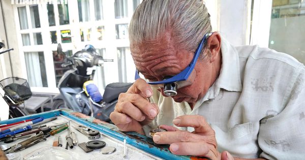 Hơn 30 năm ở góc phố TP.HCM, ông học nghề từ những chiếc đồng hồ hư