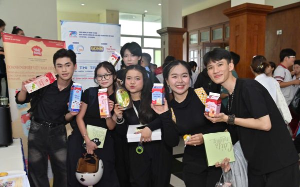 Hơn 300 bạn trẻ TP.HCM thử sức với nghệ thuật làm bánh