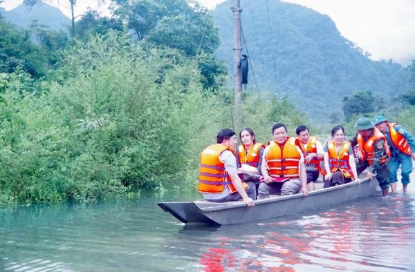Hơn 300 hộ dân ở Quảng Trị bị nước lũ chia cắt, bộ đội dùng thuyền đưa giáo viên đến trường