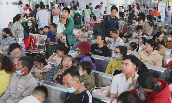 Hơn 4.000 trẻ khám mỗi ngày tại bệnh viện nhi ở TP HCM
