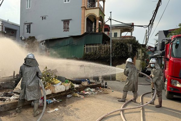 Hơn 40 người ở Hà Nội nghi ngộ độc: Hít phải Clo nguy hiểm thế nào?