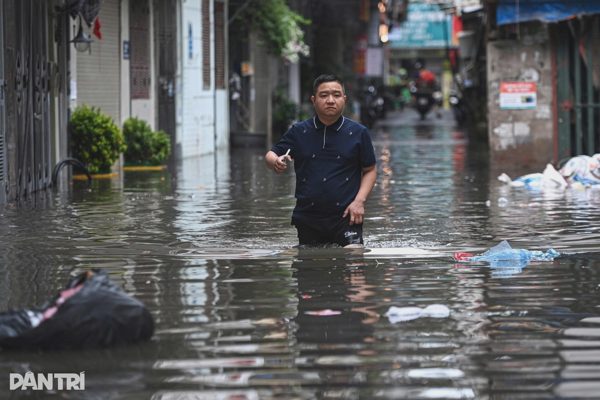 Hơn 5.000 ngôi nhà ở Hà Nội, Ninh Bình vẫn đang bị ngập nước