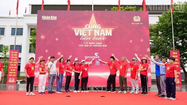 Hơn 5.000 người tại Điện Biên tham gia Chương trình đi bộ "Cùng Việt Nam tiến bước"