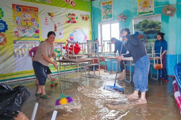 Hơn 500 học sinh ở Hà Tĩnh chưa thể trở lại trường do mưa lớn