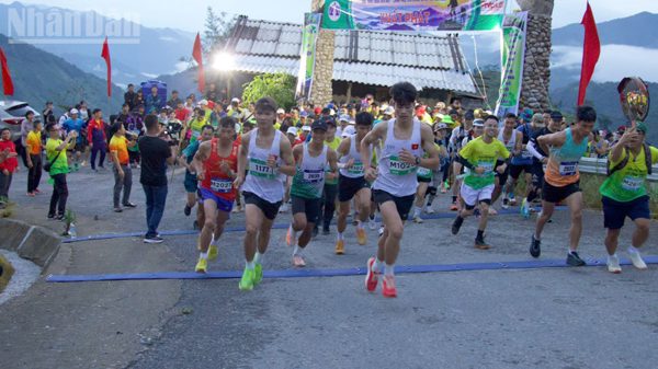 Hơn 500 vận động viên chinh phục đường đá cổ Pa Vi tại Lai Châu