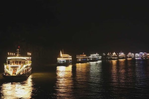 Hơn 70 tàu du lịch trình diễn ánh sáng trên vịnh Hạ Long