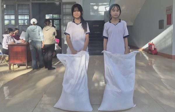 Hơn 700 học sinh vùng biên lần đầu nhận gạo, tiền hỗ trợ