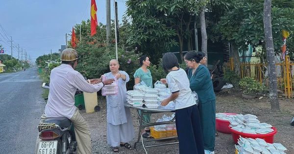 Hơn 700 hộp bún bì chay gửi người khó khăn