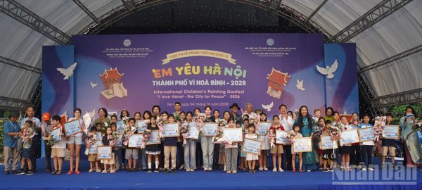 Hơn 700 thiếu nhi Việt Nam và quốc tế tham gia Cuộc thi vẽ tranh “Em yêu Hà Nội - Thành phố vì hòa bình”