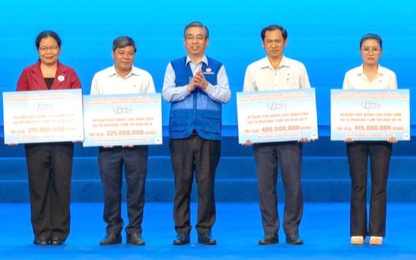 Hơn 92 tỉ đồng chăm lo người nghèo, học sinh, sinh viên khó khăn ở TP.HCM