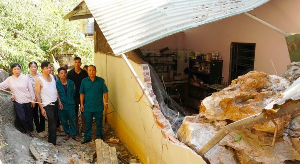 Hòn đá nặng 15 khối lăn vào nhà dân do động đất tại Sơn La