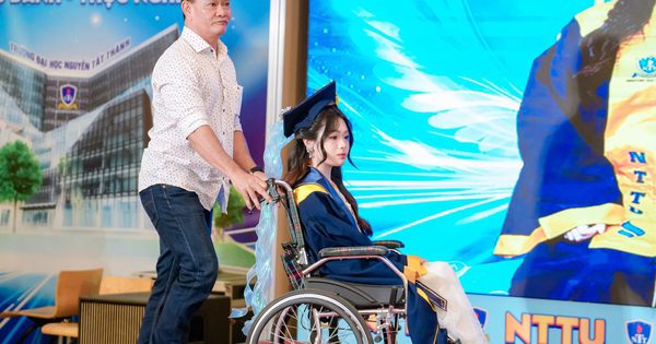 Hơn hai thập kỷ làm ‘đôi chân’ cho con và câu chuyện xúc động ngày tốt nghiệp