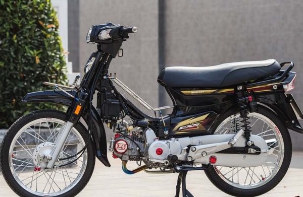 Honda Dream Thái biển VIP, 4 lần dọn với dàn đồ hiệu chất chơi
