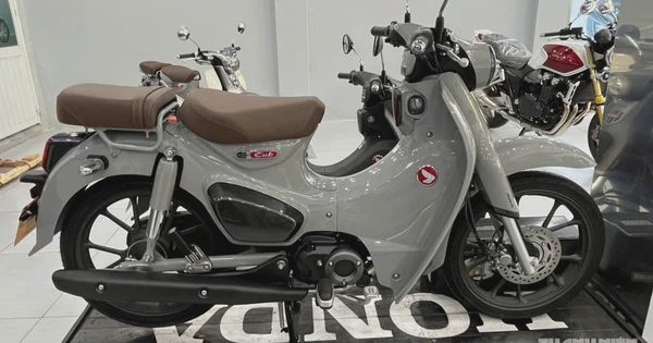 Honda Super Cub 2026 chính hãng 'khan hàng', cửa hàng bên ngoài hét giá hơn 100 triệu