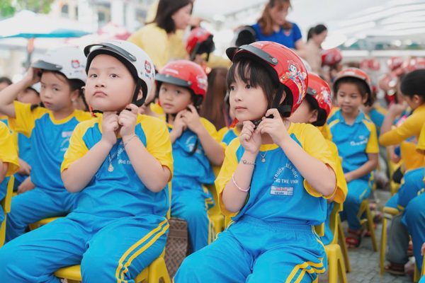 Honda Việt Nam trao mũ bảo hiểm cho học sinh lớp Một khu vực miền Trung