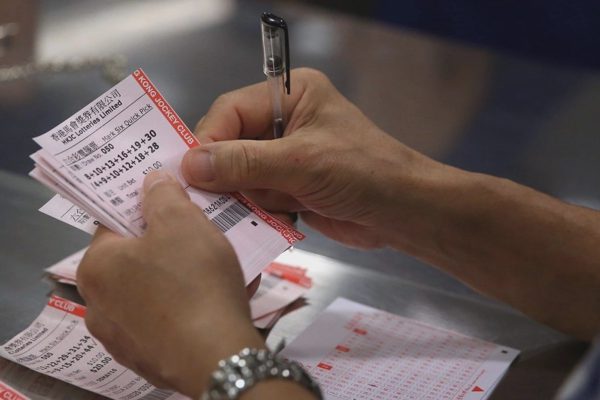 Hong Kong: Bị bắt vì không chia thưởng cho đồng nghiệp góp tiền mua xổ số