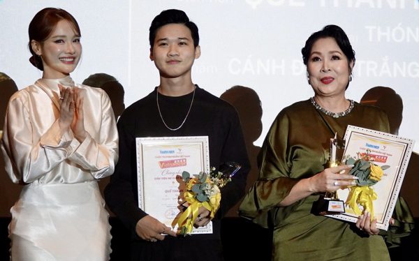 Hồng Vân bối rối khi thắng giải Diễn viên nữ xuất sắc nhất