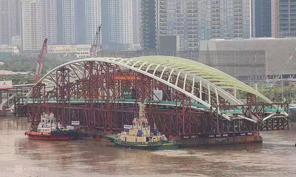 Hợp long cầu đi bộ bắc qua sông Sài Gòn