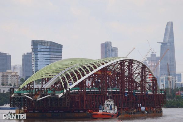 Hợp long cầu đi bộ lá dừa vượt sông Sài Gòn vào rạng sáng 21/10