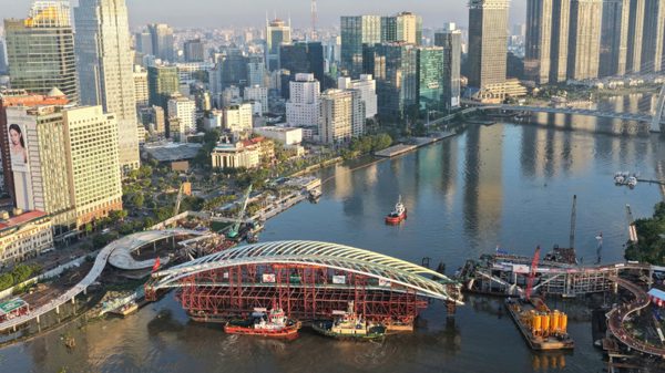 Hợp long cầu đi bộ nối đôi bờ sông Sài Gòn