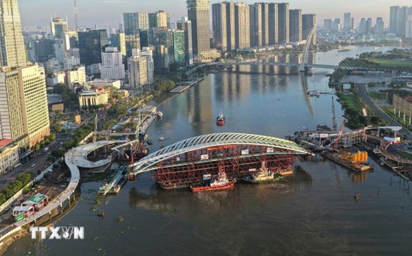 Hợp long nhịp chính cầu đi bộ hình lá dừa qua sông Sài Gòn