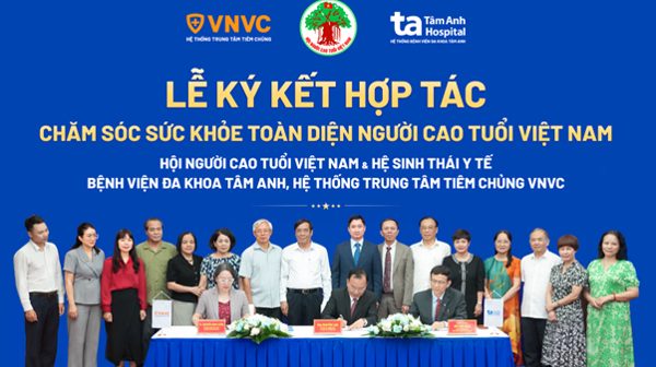 Hợp tác chăm sóc sức khỏe toàn diện cho người cao tuổi, trao tặng 10.000 liều vaccine cúm