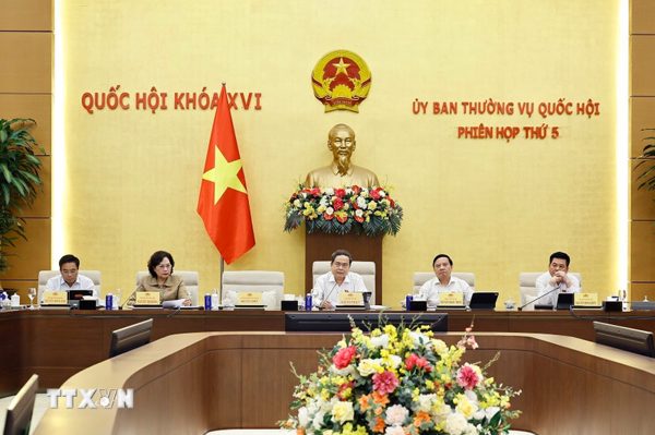 Họp Ủy ban Thường vụ Quốc hội: Đề xuất giảng viên luật có thể trở thành luật sư
