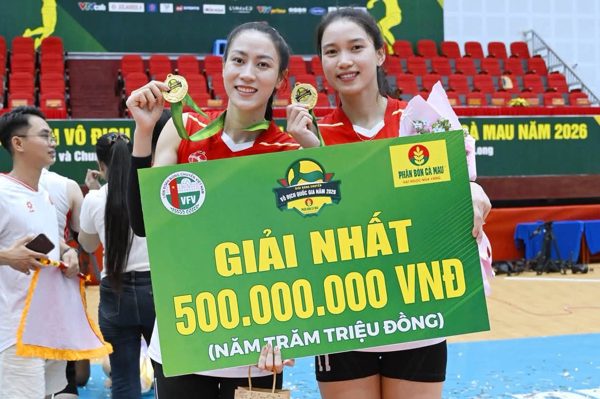 Hotgirl Kiều Trinh, Nguyễn Thị Phương cực xinh ăn mừng danh hiệu