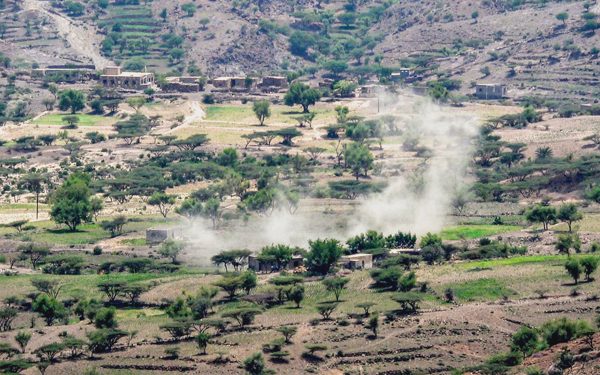 Houthi cáo buộc Saudi Arabia không kích 26 lần trong 24 giờ; Riyadh phát cảnh báo trên không