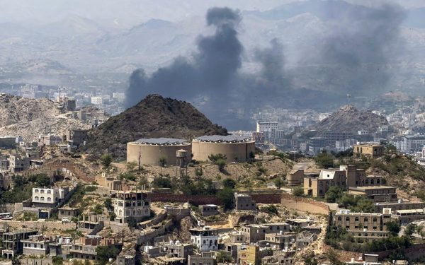 Houthi mở loạt không kích vào Saudi Arabia và thành phố đầu não của Chính phủ Yemen