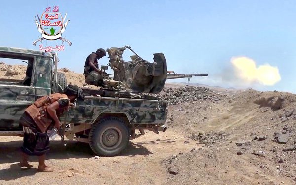 Houthi tập kích loạt sân bay ở Yemen và Saudi Arabia, chiến sự Biển Đỏ nóng trở lại