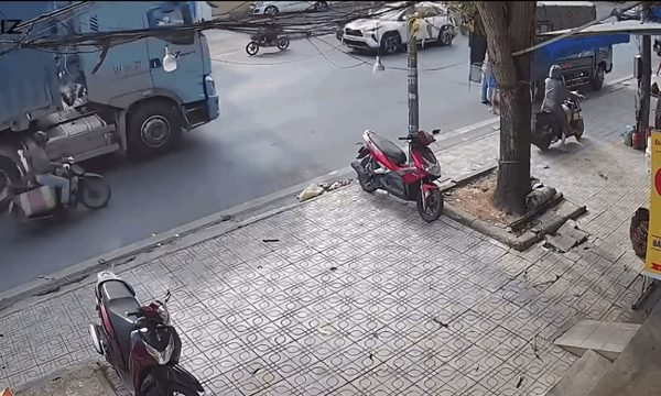 Húc vào xe tải đang đỗ, người đi xe máy thiệt mạng dưới bánh xe container