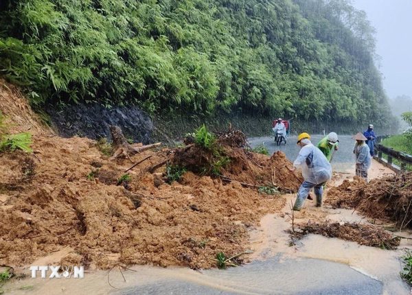 Huế: Khắc phục sự cố sạt lở Quốc lộ 49, chưa thể tiếp cận tàu hàng mắc cạn