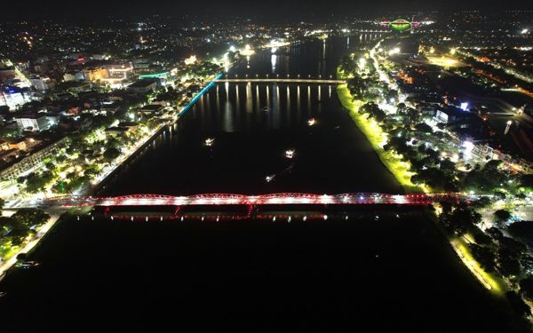 Huế làm lễ hội ánh sáng trên sông Hương cùng dịp lễ hội pháo hoa Đà Nẵng