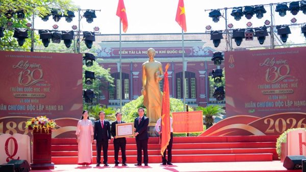 Huế: Trường Trung học phổ thông Chuyên Quốc Học đón nhận Huân chương Độc lập hạng Ba