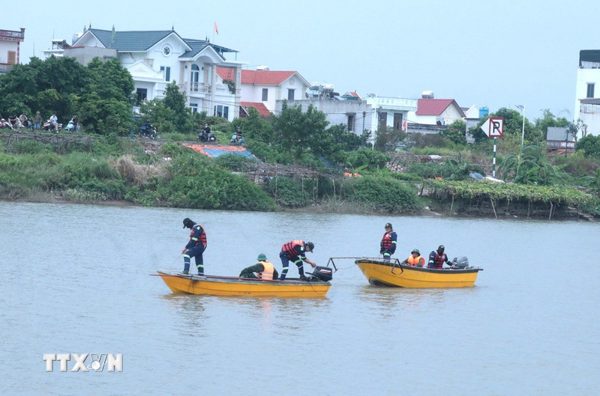Hưng Yên khẩn trương tìm kiếm 2 người mất tích trên sông Trà Lý