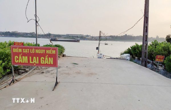 Hưng Yên: Sạt lở bờ sông Hồng sát công trường thi công cầu Mễ Sở