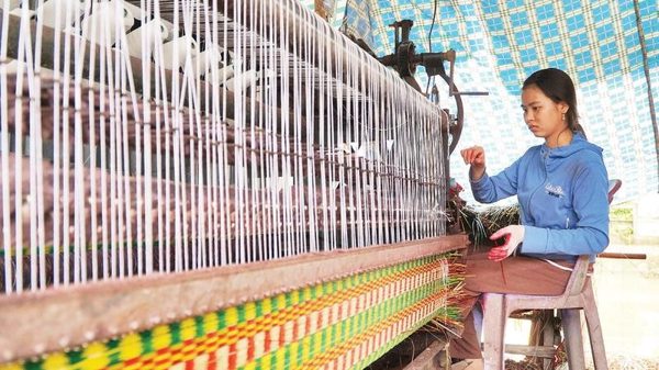 Hướng đi mới ở làng nghề dệt chiếu Định Yên