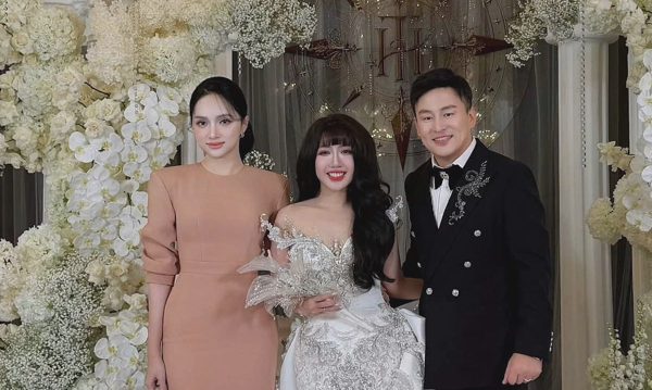 Hương Giang cùng dàn sao chúc phúc NTK Anh Thư