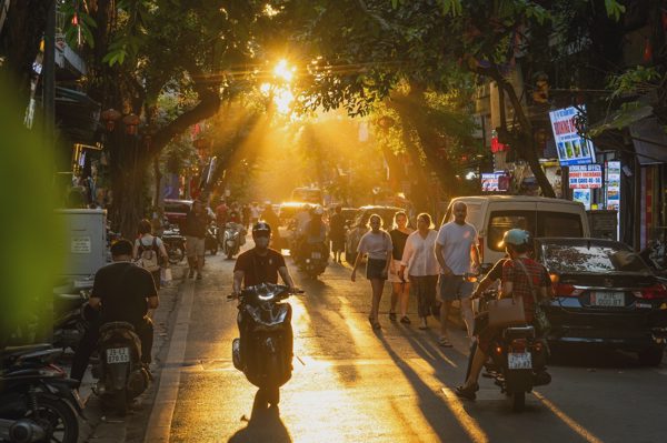 Hương vị mùa thu Hà Nội trong nắng vàng như rót mật