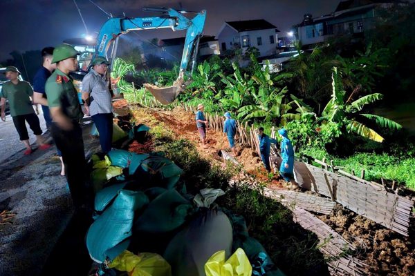 Huy động 100 người xuyên đêm khắc phục mái đê sạt trượt ở Thanh Hóa