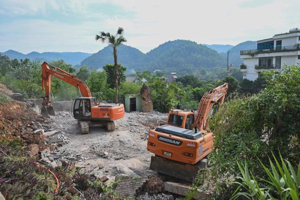 Huy động 90 người cưỡng chế loạt villa, homestay "xẻ thịt" đất rừng Hà Nội